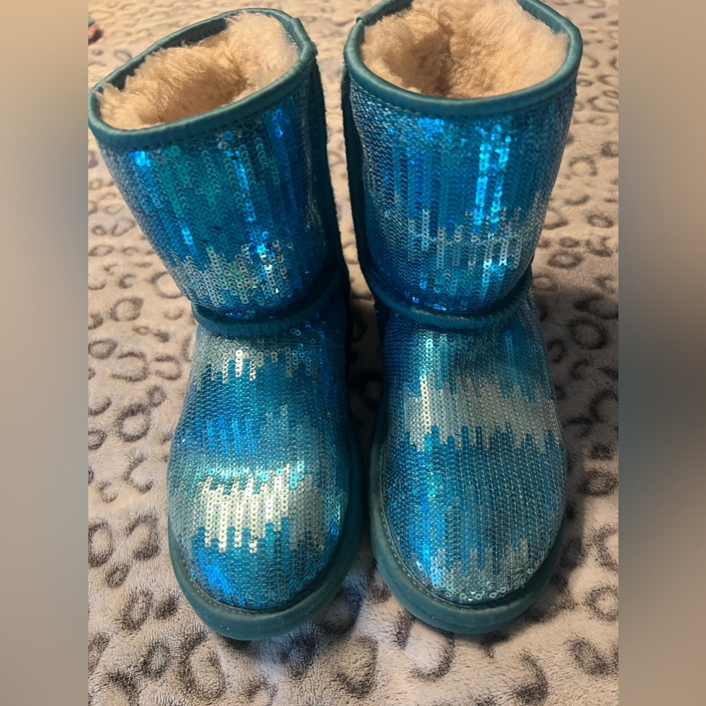 Girls Uggs  size 3